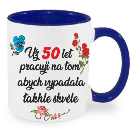 Hrnek Už 50 let pracuji na tom, abych vypadala takhle skvěle.