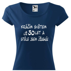 Tričko Kráčím světem už 30 let a stále jsem úžasná.