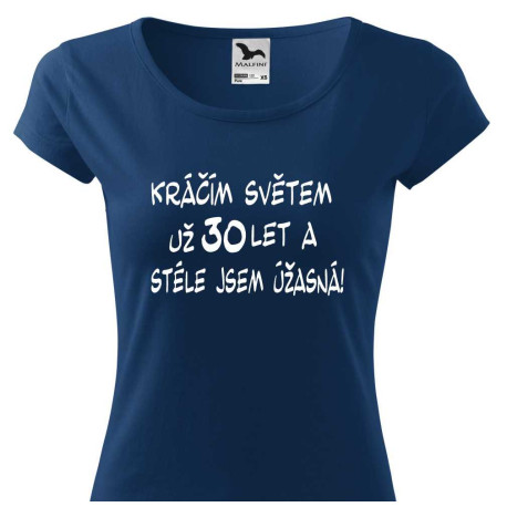 Tričko Kráčím světem už 30 let a stále jsem úžasná.