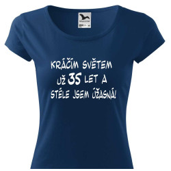 Tričko Kráčím světem už 35 let a stále jsem úžasná.
