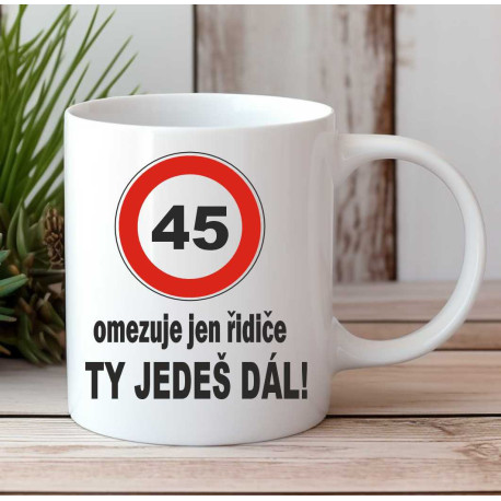 Hrnek se značkou - 45 omezuje jen řidiče