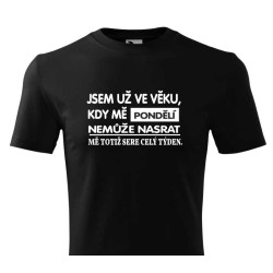 Tričko s vtipným potiskem - Jsem už ve věku, kdy mě pondělí nemůže nasrat