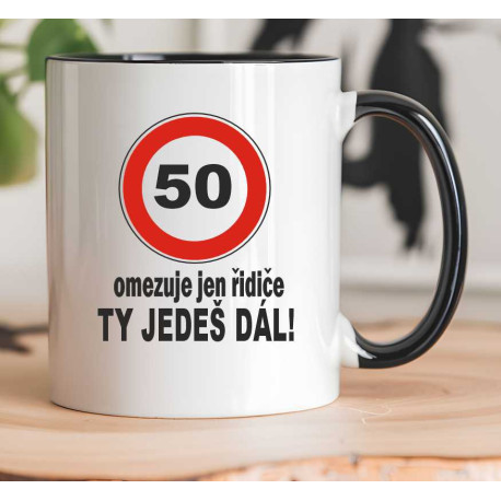 Hrnek - 50 omezuje jen řidiče, ty jedeš dál