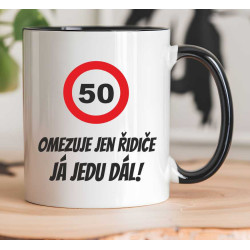 Hrnek - 50 omezuje jen řidiče, ty jedeš dál.