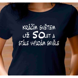 Tričko Kráčím světem už 50 let a stále jsem úžasná.