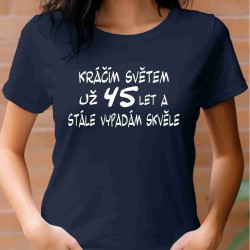 Tričko Kráčím světem už 45 let a stále jsem úžasná.