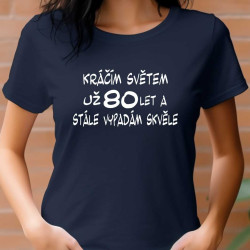 Tričko Kráčím světem už 80 let a stále jsem úžasná.