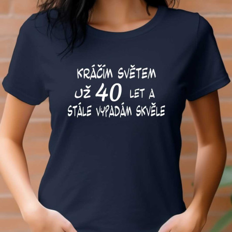 Tričko Kráčím světem už 40 let a stále jsem úžasná.