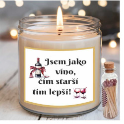 Vonná svíčka k narozeninám s nápisem Jsem jako víno, čím starší, tím lepší
