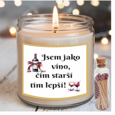 Vonná svíčka k narozeninám s nápisem Jsem jako víno, čím starší, tím lepší
