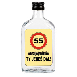 Placatka s nápisem „55 omezuje jen řidiče. Ty jedeš dál.