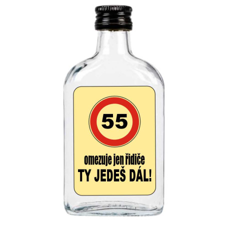 Placatka s nápisem „55 omezuje jen řidiče. Ty jedeš dál.