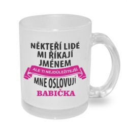 Hrnek s potiskem někteří lidé mně oslovují jménem, ale ti nejdůležitější mi říkají babička