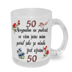 Hrnek s přáním k 50. narozeninám - Nevypadám na 50 ve všem jasno mám pořád jako za mlada si život užívám.