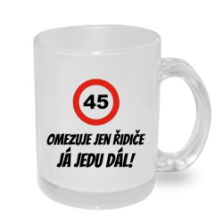 Hrnek - 45 omezuje jen řidiče, já jedu dál.