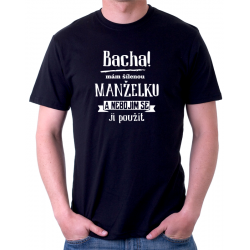 Pánské triko s potiskem - Bacha! Mám šílenou manželku a nebojím se ji použít. Výprodej.